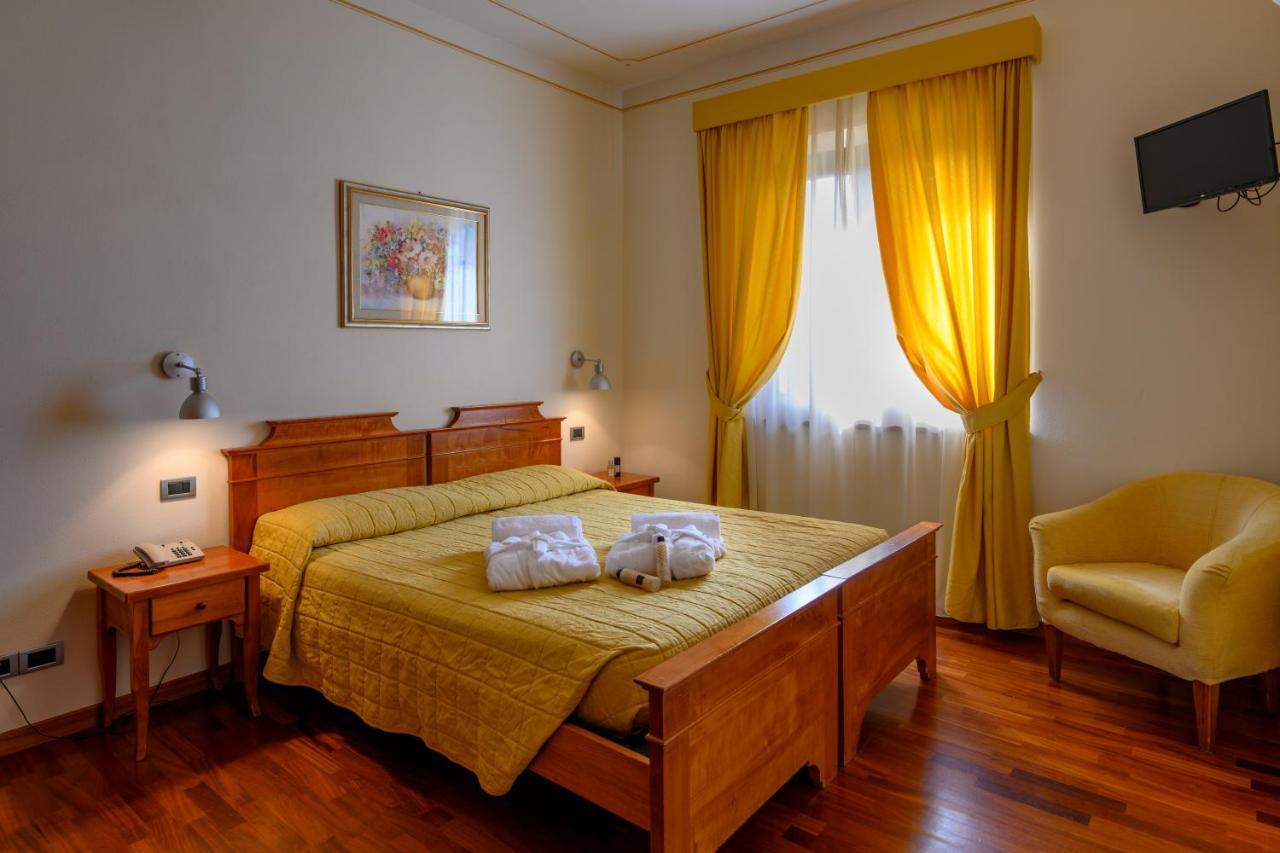 Hotel Rutiliano П'єнца Екстер'єр фото