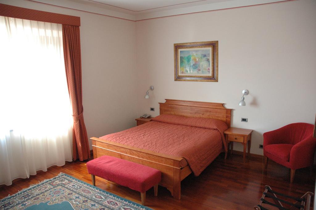 Hotel Rutiliano П'єнца Екстер'єр фото